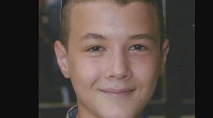 Prepoznajete li voditelja sa fotografije? Danas je jedno od zaštitnih lica Elite, a nekada je izgledao neprepoznatljivo! (FOTO) Prepoznajete li voditelja sa fotografije? Danas je jedno od zaštitnih lica Elite, a nekada je izgledao neprepoznatljivo! (FOTO)