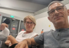 Prizori kao iz filma katastrofe: Putnik visio kroz razbijeni prozor aviona, putnici ga spasili u posljednjem trenutku Prizori kao iz filma katastrofe: Putnik visio kroz razbijeni prozor aviona, putnici ga spasili u posljednjem trenutku