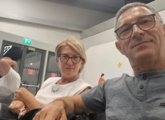 Prizori kao iz filma katastrofe: Putnik visio kroz razbijeni prozor aviona, putnici ga spasili u posljednjem trenutku Prizori kao iz filma katastrofe: Putnik visio kroz razbijeni prozor aviona, putnici ga spasili u posljednjem trenutku