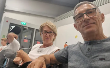 Prizori kao iz filma katastrofe: Putnik visio kroz razbijeni prozor aviona, putnici ga spasili u posljednjem trenutku Prizori kao iz filma katastrofe: Putnik visio kroz razbijeni prozor aviona, putnici ga spasili u posljednjem trenutku