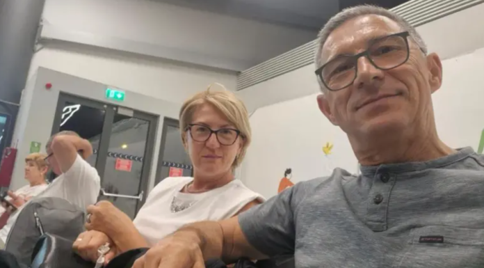 Prizori kao iz filma katastrofe: Putnik visio kroz razbijeni prozor aviona, putnici ga spasili u posljednjem trenutku Prizori kao iz filma katastrofe: Putnik visio kroz razbijeni prozor aviona, putnici ga spasili u posljednjem trenutku