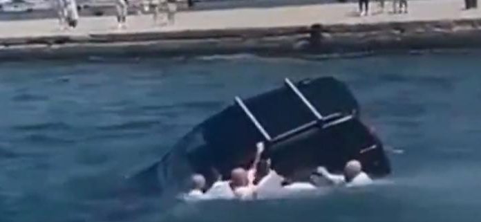 Drama u Trstu: Vozilo potonulo nekoliko sekundi nakon spektakularnog spašavanja
