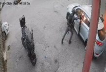 VIDEO) Izraelski graničar bacio šok-bombu u automobil Palestinaca, potom vozaču blokirao izlaz