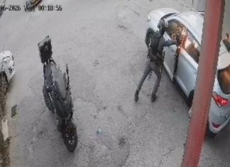 VIDEO) Izraelski graničar bacio šok-bombu u automobil Palestinaca, potom vozaču blokirao izlaz