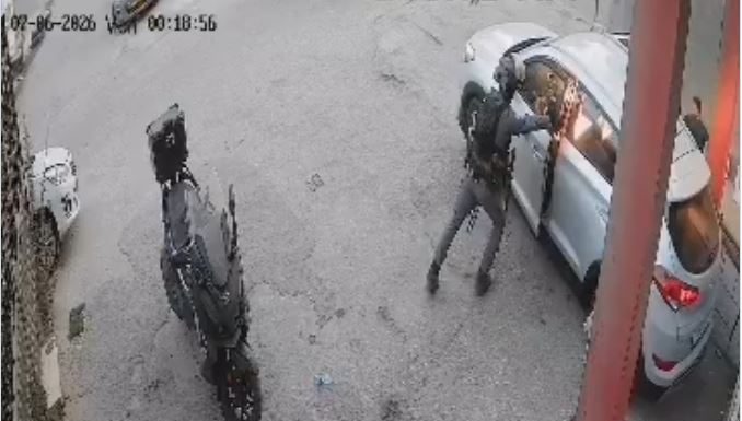 VIDEO) Izraelski graničar bacio šok-bombu u automobil Palestinaca, potom vozaču blokirao izlaz