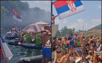 Skandal na Drinskoj regati: Učesnici pjevali pjesmu o Aliji Izetbegoviću, na čamcima slike ratnih zločinaca