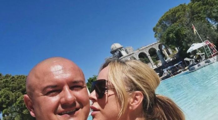 Od konobara i pjevačice do skladnog braka: Kako je počela ljubavna priča Slađe Allegro koja traje više od decenije Od konobara i pjevačice do skladnog braka: Kako je počela ljubavna priča Slađe Allegro koja traje više od decenije