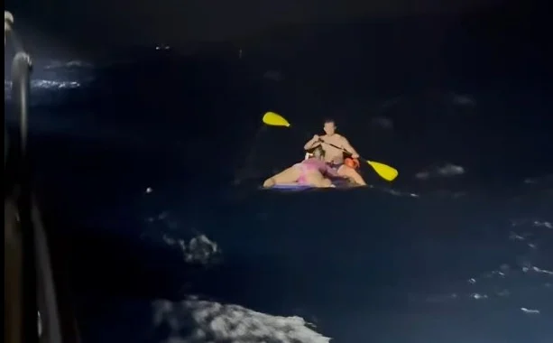 Snimljen trenutak spašavanja: Dvoje ljudi i pas satima bili zarobljeni na moru kod Makarske (VIDEO)