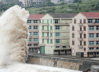 Više od 260.000 ljudi evakuirano: Najjača oluja godine pogodila Kinu, poplave paralisale gradove Više od 260.000 ljudi evakuirano: Najjača oluja godine pogodila Kinu, poplave paralisale gradove