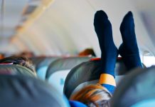 Zašto stjuardese upozoravaju putnike da ne nose crne čarape u avionu
