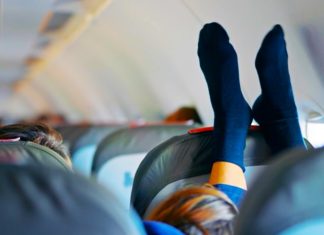 Zašto stjuardese upozoravaju putnike da ne nose crne čarape u avionu