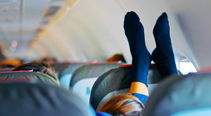 Zašto stjuardese upozoravaju putnike da ne nose crne čarape u avionu