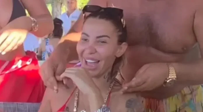 Šok na ljetovanju! Aneli Ahmić dobila luksuzne poklone pred kamerama, društvene mreže gore od komentara! (VIDEO) Šok na ljetovanju! Aneli Ahmić dobila luksuzne poklone pred kamerama, društvene mreže gore od komentara! (VIDEO)