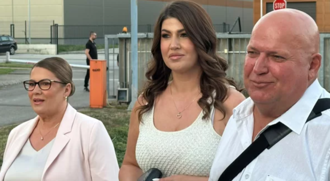 „UMALO SMO DOŽIVJELI INFARKT!“ Mustafa otkrio kako su Durdžići reagovali nakon što je Asmin konačno zagrlio Noru „UMALO SMO DOŽIVJELI INFARKT!“ Mustafa otkrio kako su Durdžići reagovali nakon što je Asmin konačno zagrlio Noru