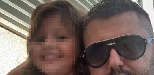 Asmin se ne odvaja od ćerke Nore: Nova fotka raznežila javnost, ona mu pala u zagrljaj! (FOTO)