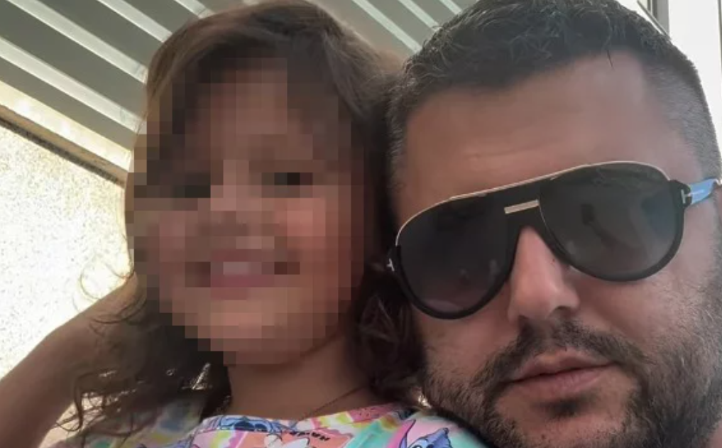 Asmin se ne odvaja od ćerke Nore: Nova fotka raznežila javnost, ona mu pala u zagrljaj! (FOTO) Asmin se ne odvaja od ćerke Nore: Nova fotka raznežila javnost, ona mu pala u zagrljaj! (FOTO)
