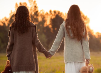 Ljekari joj nisu vjerovali jer je bila premlada: Godinama kasnije prepoznala je istu bolest kod svoje sestre Ljekari joj nisu vjerovali jer je bila premlada: Godinama kasnije prepoznala je istu bolest kod svoje sestre
