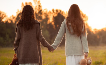 Ljekari joj nisu vjerovali jer je bila premlada: Godinama kasnije prepoznala je istu bolest kod svoje sestre Ljekari joj nisu vjerovali jer je bila premlada: Godinama kasnije prepoznala je istu bolest kod svoje sestre