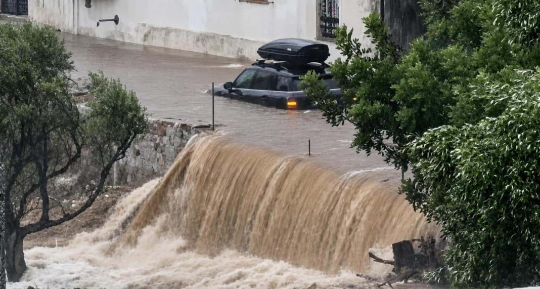 Nevrijeme opustošilo Mani - bujice odnijele dio puta, žena teško povrijeđena udarom groma