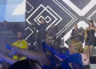 Nezgoda na sceni: Lepa Brena pala u Budvi, snimak već kruži mrežama