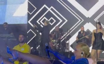 Nezgoda na sceni: Lepa Brena pala u Budvi, snimak već kruži mrežama