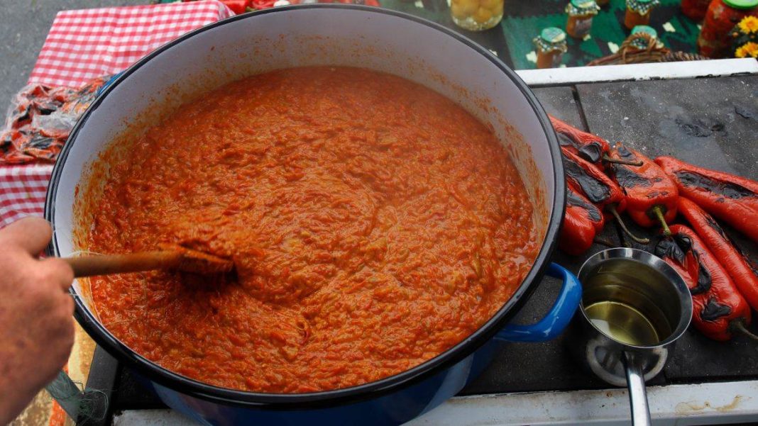 MAKEDONSKI AJVAR KOJI SE PRENOSI S KOLJENA NA KOLJENO: Recept za savršenu zimnicu koja osvaja na prvi zalogaj MAKEDONSKI AJVAR KOJI SE PRENOSI S KOLJENA NA KOLJENO: Recept za savršenu zimnicu koja osvaja na prvi zalogaj
