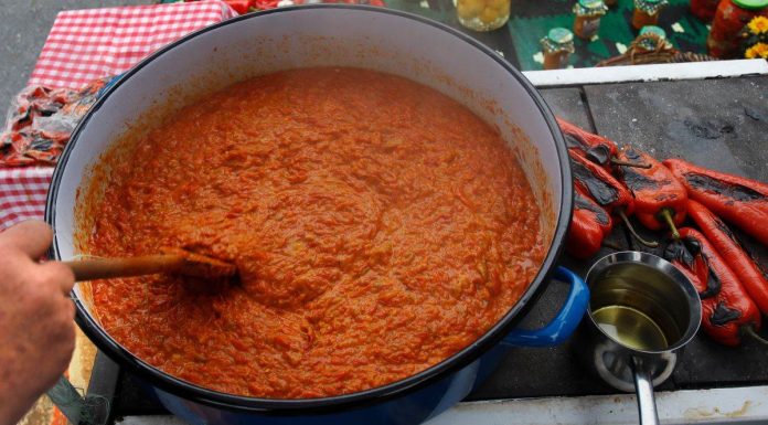 MAKEDONSKI AJVAR KOJI SE PRENOSI S KOLJENA NA KOLJENO: Recept za savršenu zimnicu koja osvaja na prvi zalogaj MAKEDONSKI AJVAR KOJI SE PRENOSI S KOLJENA NA KOLJENO: Recept za savršenu zimnicu koja osvaja na prvi zalogaj