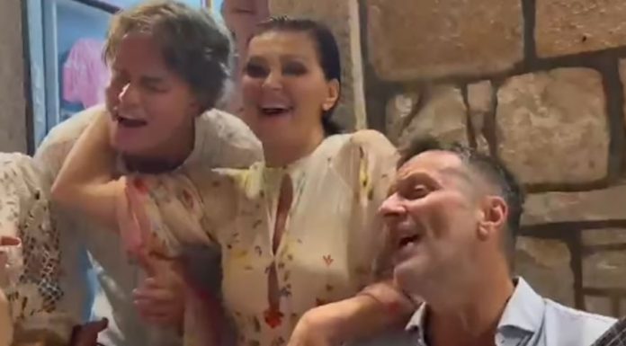 Kakav prizor! Nina Badrić i Jakov Jozinović zapjevali Olivera u korčulanskoj konobi Kakav prizor! Nina Badrić i Jakov Jozinović zapjevali Olivera u korčulanskoj konobi