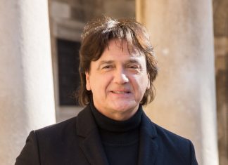 Cijena koja je zaprepastila region! Da li biste vi platili ovoliko da vam Zdravko Čolić pjeva na svadbi? Cijena koja je zaprepastila region! Da li biste vi platili ovoliko da vam Zdravko Čolić pjeva na svadbi?