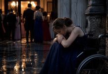 „Mama, nemoj me tjerati da idem…“ Zbog invalidskih kolica moja kćerka nije smjela na vlastitu maturu „Mama, nemoj me tjerati da idem…“ Zbog invalidskih kolica moja kćerka nije smjela na vlastitu maturu