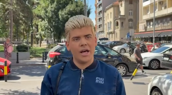 Šok na sudu! Uroš Stanić stigao u miniću i štiklama, pa ekspresno izbačen iz zgrade Šok na sudu! Uroš Stanić stigao u miniću i štiklama, pa ekspresno izbačen iz zgrade