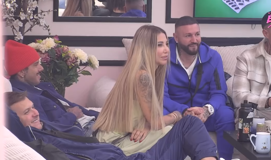 ANELI I CAR PONOVO U CENTRU PAŽNJE! Dača tvrdi da je preko ogledala slala znakove, kamere sve zabilježile ANELI I CAR PONOVO U CENTRU PAŽNJE! Dača tvrdi da je preko ogledala slala znakove, kamere sve zabilježile