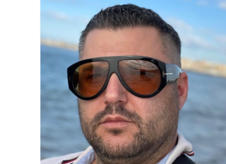 Jedan selfi, a hiljadu pitanja! Asmin se oglasio fotografijom s mora i ponovo zagolicao maštu javnosti…Gdje je Maja?? Jedan selfi, a hiljadu pitanja! Asmin se oglasio fotografijom s mora i ponovo zagolicao maštu javnosti...Gdje je Maja??
