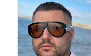 Jedan selfi, a hiljadu pitanja! Asmin se oglasio fotografijom s mora i ponovo zagolicao maštu javnosti…Gdje je Maja?? Jedan selfi, a hiljadu pitanja! Asmin se oglasio fotografijom s mora i ponovo zagolicao maštu javnosti...Gdje je Maja??