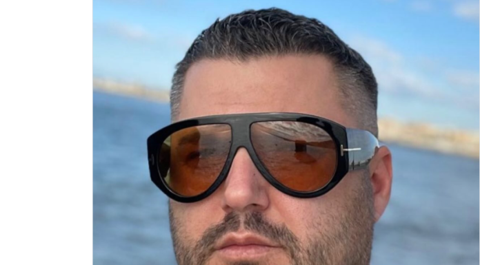 Jedan selfi, a hiljadu pitanja! Asmin se oglasio fotografijom s mora i ponovo zagolicao maštu javnosti…Gdje je Maja?? Jedan selfi, a hiljadu pitanja! Asmin se oglasio fotografijom s mora i ponovo zagolicao maštu javnosti...Gdje je Maja??