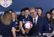 VIDEO Gledale u pod, nisu aplaudirale Vučiću: Snimci sa prijema odbojkašica se masovno dijele u Srbiji