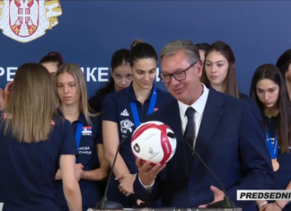 VIDEO Gledale u pod, nisu aplaudirale Vučiću: Snimci sa prijema odbojkašica se masovno dijele u Srbiji