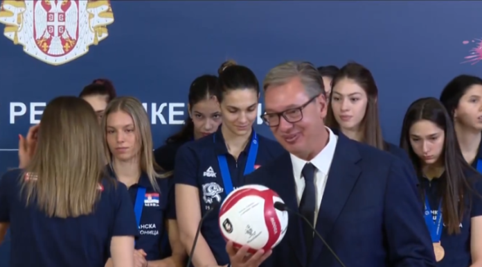 VIDEO Gledale u pod, nisu aplaudirale Vučiću: Snimci sa prijema odbojkašica se masovno dijele u Srbiji