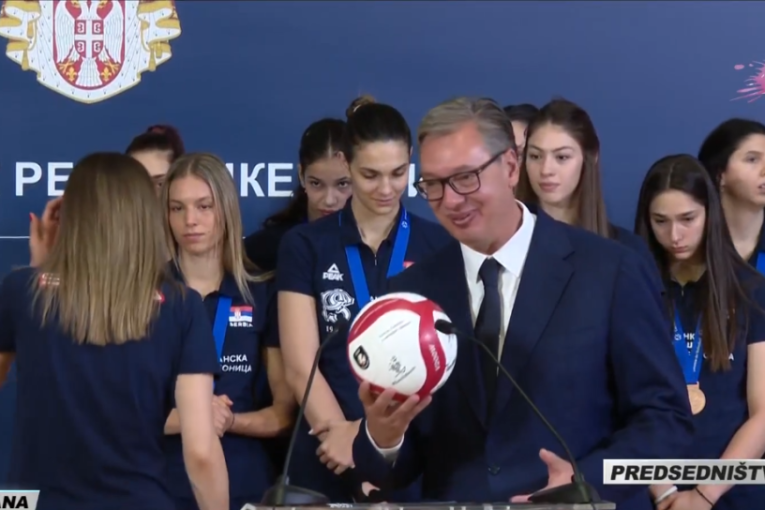 VIDEO Gledale u pod, nisu aplaudirale Vučiću - Snimci sa prijema odbojkašica se masovno dijele u Srbiji