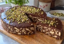 Jeftina slavska torta bez pečenja: Kremasta, puna fila, a gotova za 10 minuta! Jeftina slavska torta bez pečenja: Kremasta, puna fila, a gotova za 10 minuta!