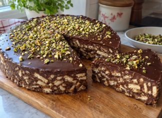 Jeftina slavska torta bez pečenja: Kremasta, puna fila, a gotova za 10 minuta! Jeftina slavska torta bez pečenja: Kremasta, puna fila, a gotova za 10 minuta!