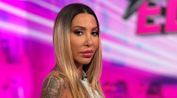NIJE JE ŠTEDJELA NI SEKUNDE! Zbog Cara sasula Aneli sve u lice, pa poručila: „Oprala je Maju“ NIJE JE ŠTEDJELA NI SEKUNDE! Zbog Cara sasula Aneli sve u lice, pa poručila: „Oprala je Maju“