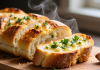 Garlic hljeb – hrskav izvana, mekan iznutra, s mirisom bijelog luka i otopljenog putera Garlic hljeb – hrskav izvana, mekan iznutra, s mirisom bijelog luka i otopljenog putera