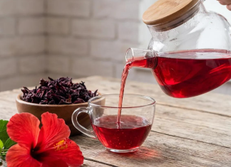 Čaj od hibiskusa: Prirodni napitak predivne boje koji može imati brojne koristi za zdravlje Čaj od hibiskusa: Prirodni napitak predivne boje koji može imati brojne koristi za zdravlje