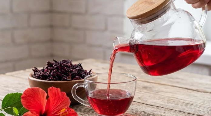 Čaj od hibiskusa: Prirodni napitak predivne boje koji može imati brojne koristi za zdravlje Čaj od hibiskusa: Prirodni napitak predivne boje koji može imati brojne koristi za zdravlje