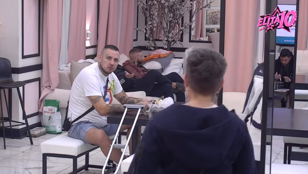 HAOS U „ELITI 10“! Filip Car ostao bez svojih stvari, a reakcija produkcije ga dodatno razbjesnila HAOS U „ELITI 10“! Filip Car ostao bez svojih stvari, a reakcija produkcije ga dodatno razbjesnila