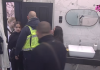 OBEZBEĐENJE ODMAH REAGOVALO! Stojin sin u žestokom okršaju s Jovanom Kosovac, poručio joj da mu se javi za 10 godina (VIDEO) OBEZBEĐENJE ODMAH REAGOVALO! Stojin sin u žestokom okršaju s Jovanom Kosovac, poručio joj da mu se javi za 10 godina (VIDEO)