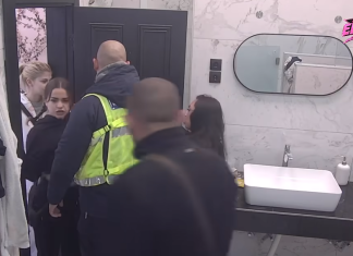 OBEZBEĐENJE ODMAH REAGOVALO! Stojin sin u žestokom okršaju s Jovanom Kosovac, poručio joj da mu se javi za 10 godina (VIDEO) OBEZBEĐENJE ODMAH REAGOVALO! Stojin sin u žestokom okršaju s Jovanom Kosovac, poručio joj da mu se javi za 10 godina (VIDEO)