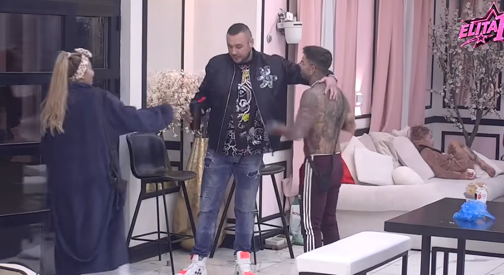 ANЕLI POBIJESNILA KAD IH JE VIDJELA! Car i Đukić razgovarali, a ona odmah napravila scenu! (VIDEO) ANЕLI POBIJESNILA KAD IH JE VIDJELA! Car i Đukić razgovarali, a ona odmah napravila scenu! (VIDEO)